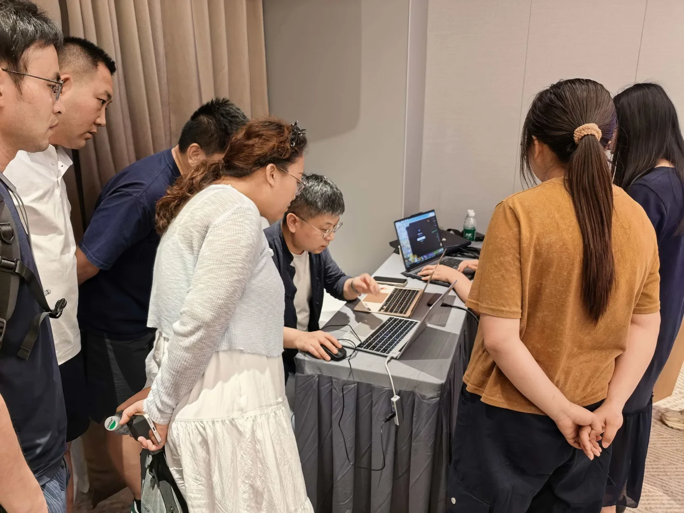 讲师指导学员使用电脑实操
